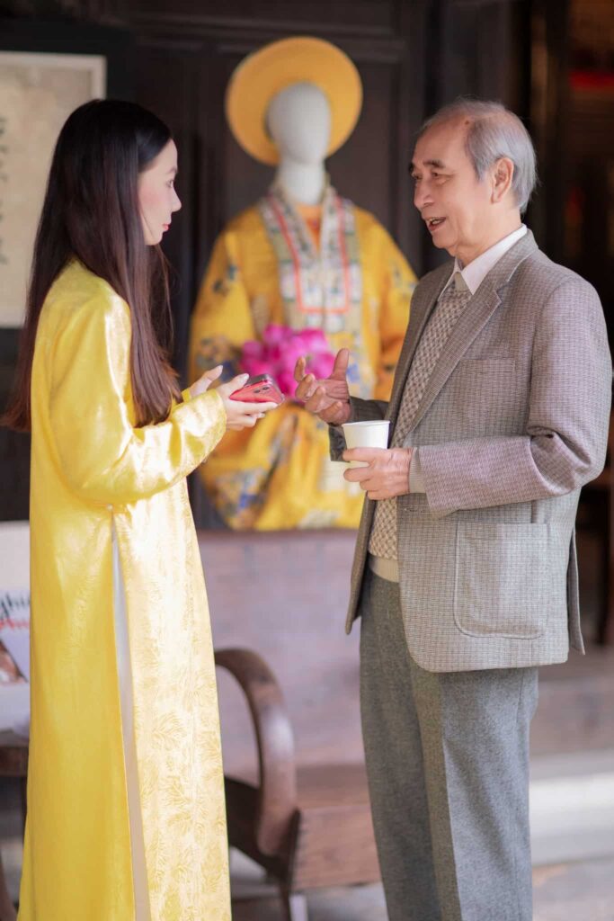 Nhà nghiên cứu Nguyễn Xuân Hoa trao đổi với Hoa Nghiêm Việt Phục