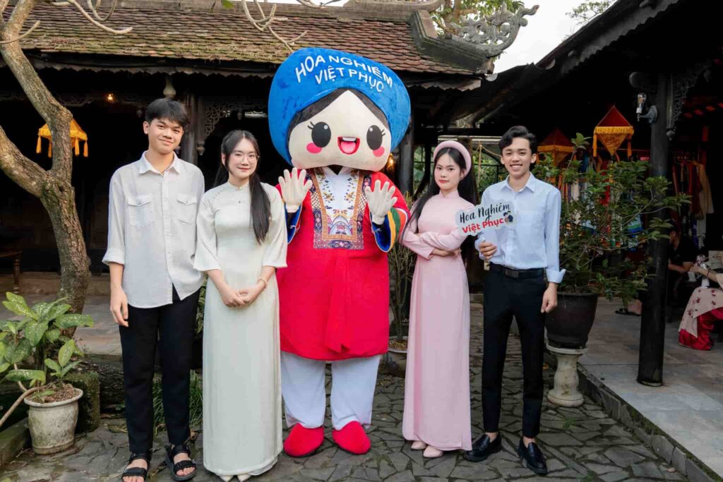 Các bạn trẻ check in cùng Hoa Nghiêm Việt Phục