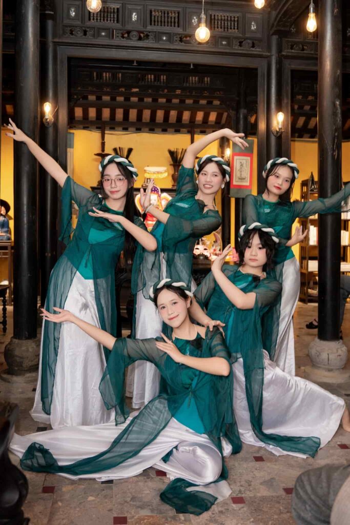 Tiết mục văn nghệ tạo không khí ấm cúng hơn cho chương trình