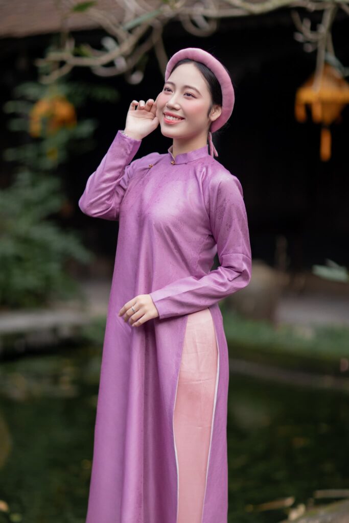 Toàn bộ trang phục của buổi talkshow được tài trợ bởi Hoa Nghiêm Việt Phục