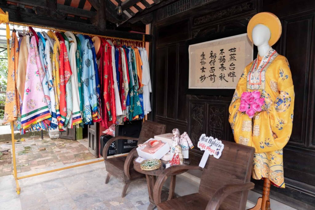 Không gian check in của Hoa Nghiêm Việt Phục