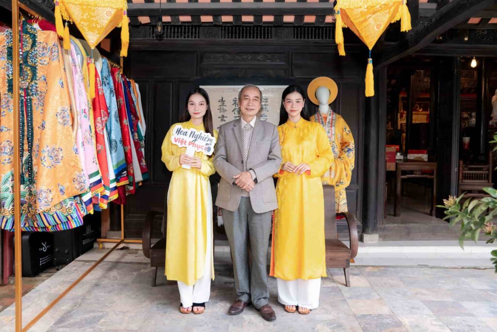 Diễn giả Nguyễn Xuân Hoa check in cùng Hoa Nghiêm Việt Phục