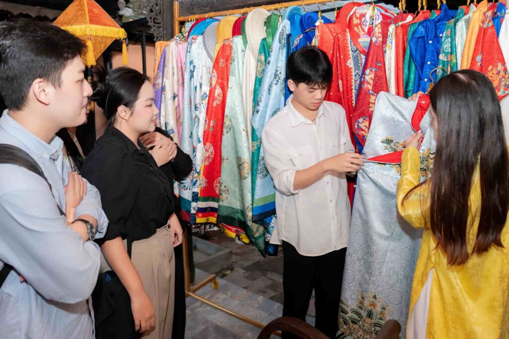 Các bạn trẻ tham quan trải nghiệm Việt Phục tại Talkshow Đời sống cung đình Huế - Những giai thoại giữa lòng Cố đô
