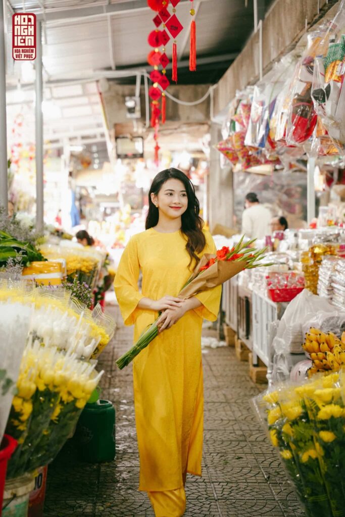 Thiếu nữ trong trang phục áo dài màu vàng đón tết cực kỳ duyên dáng