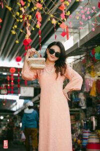Thuê áo dài màu cam để chụp ảnh tết