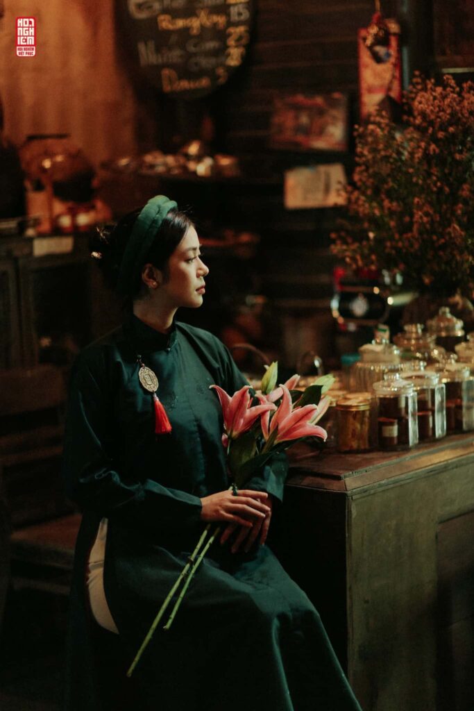 Thuê áo dài Tết ở Huế chụp ảnh ở quán cafe Vintage