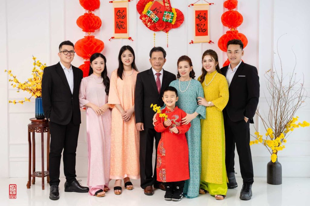 Thuê áo dài Tết ở Huế chụp ảnh gia đình