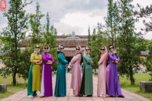 Thuê áo dài nhiều màu chụp ảnh cùng nhóm bạn