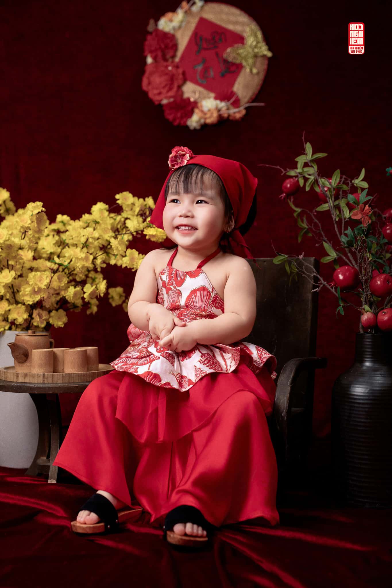 Yếm hoa đỏ cho bé gái – Trang phục mặc tết vui xuân