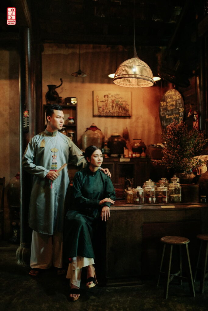 Áo ngũ thân cho cặp đôi mùa tết năm nay nếu muốn có một concept hoài cổ tại quán cafe vintage Áo ngũ thân cho cặp đôi mùa tết năm nay nếu muốn có một concept hoài cổ tại quán cafe vintage