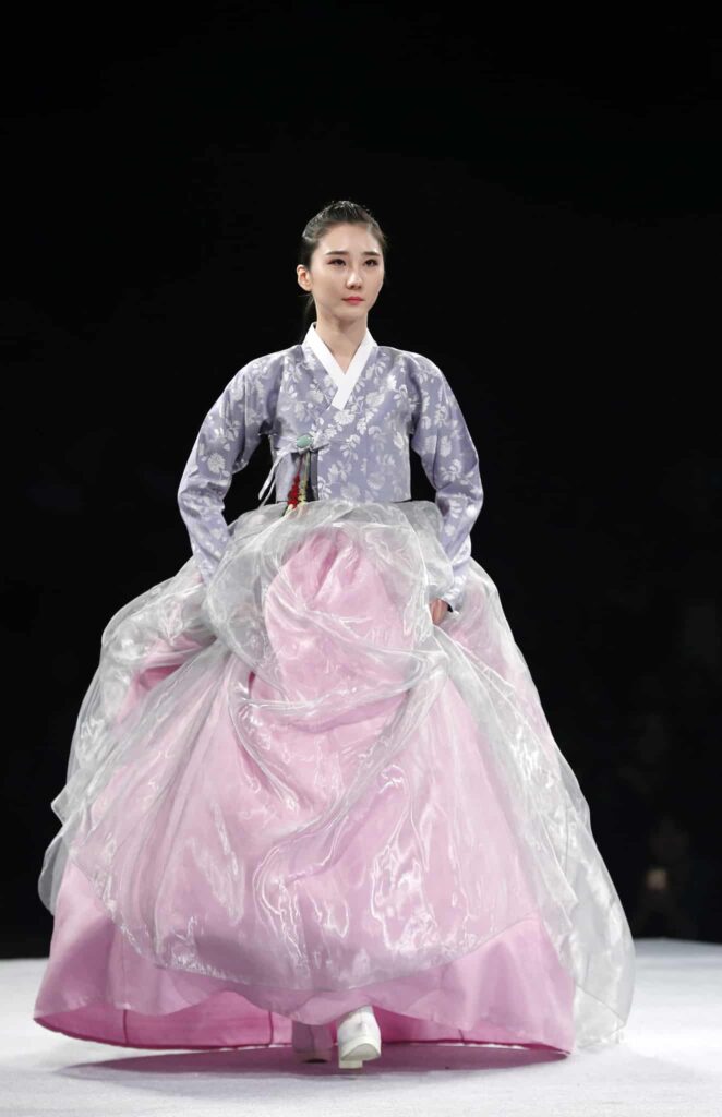 Áo jeogori ngắn, ôm phần thân trên