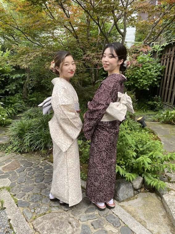 Buộc người mặc phải giữ tư thế chuẩn mực