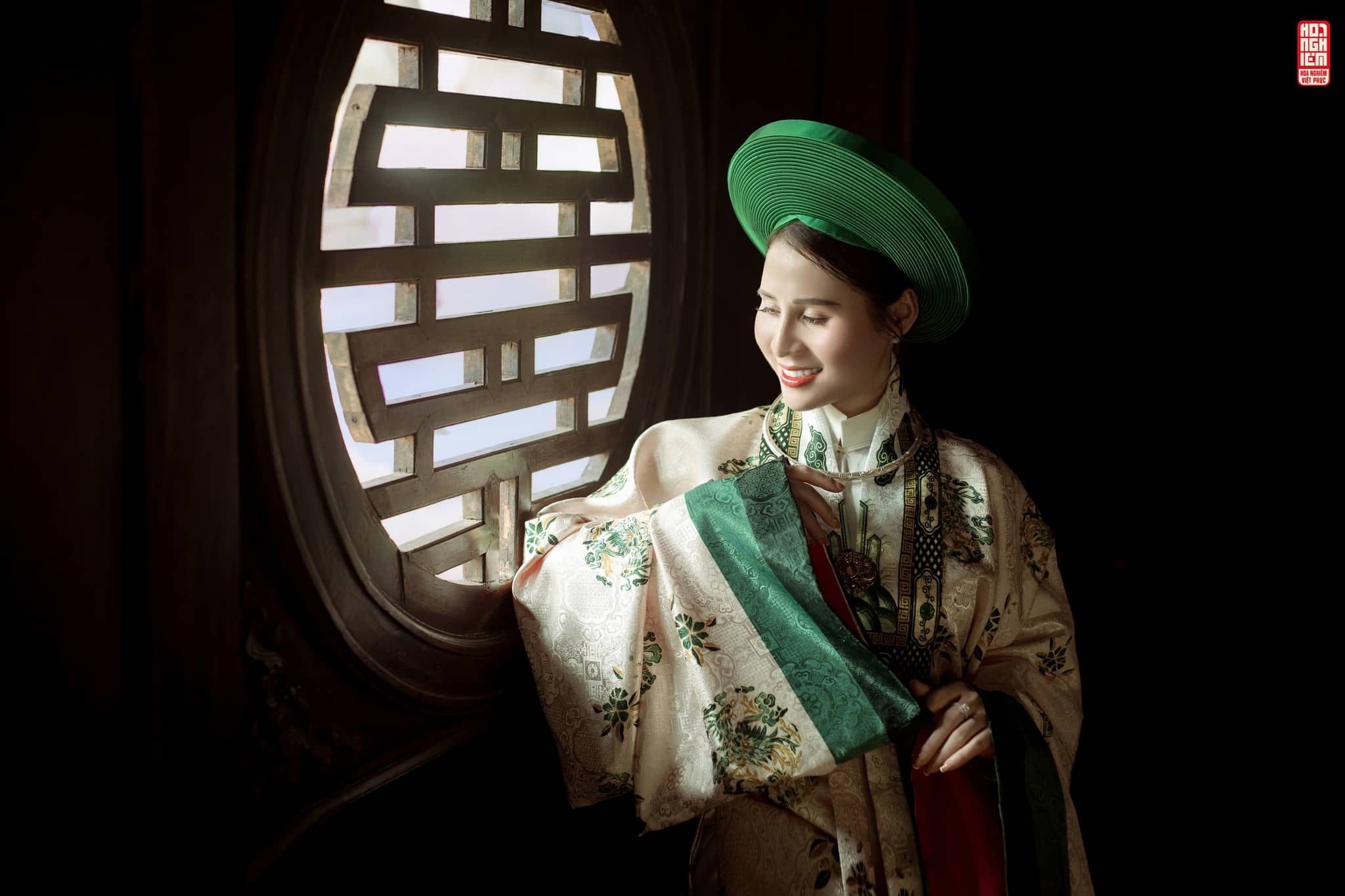 Áo Nhật Bình Thanh Phúc trong không gian nội thất cổ với ánh sáng tự nhiên