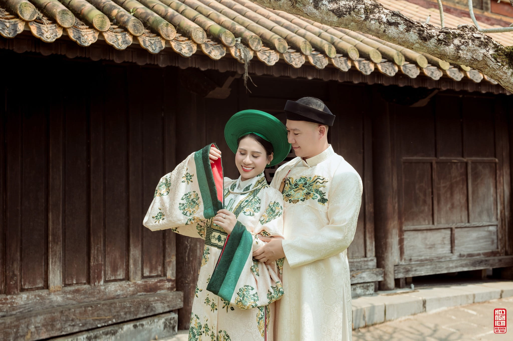 Cổ phục cặp đôi Ngũ Thân – Nhật Bình Thanh Phúc trong không gian nhà cổ Việt Nam