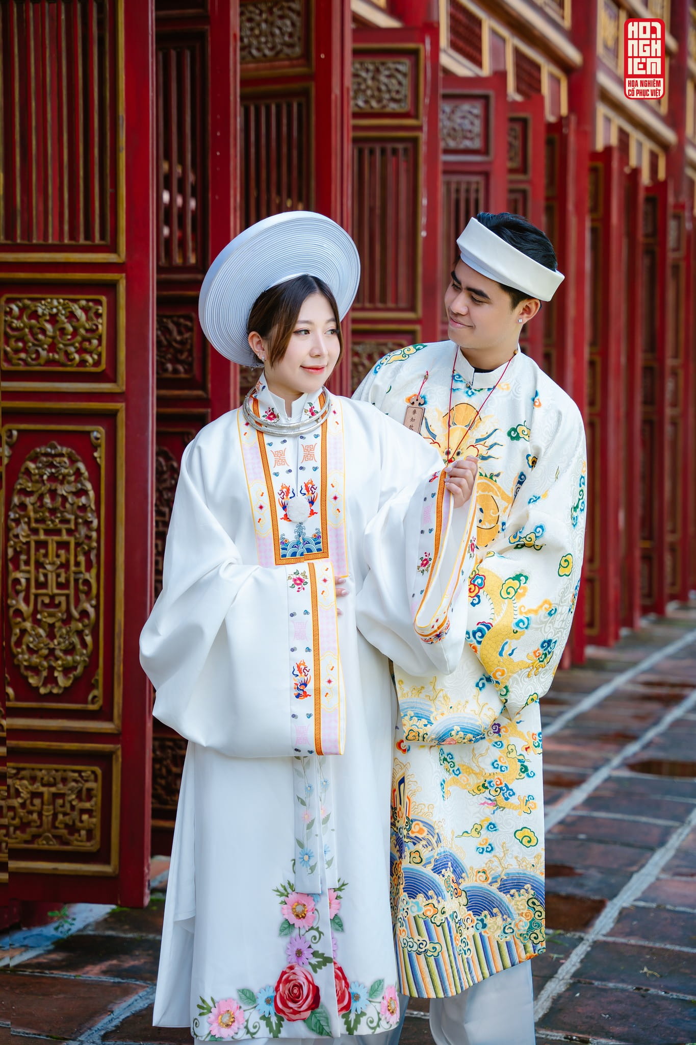 Cổ phục cặp đôi áo Tấc – Nhật Bình Bạch Lam Kim Duyên trong không gian cung đình Huế