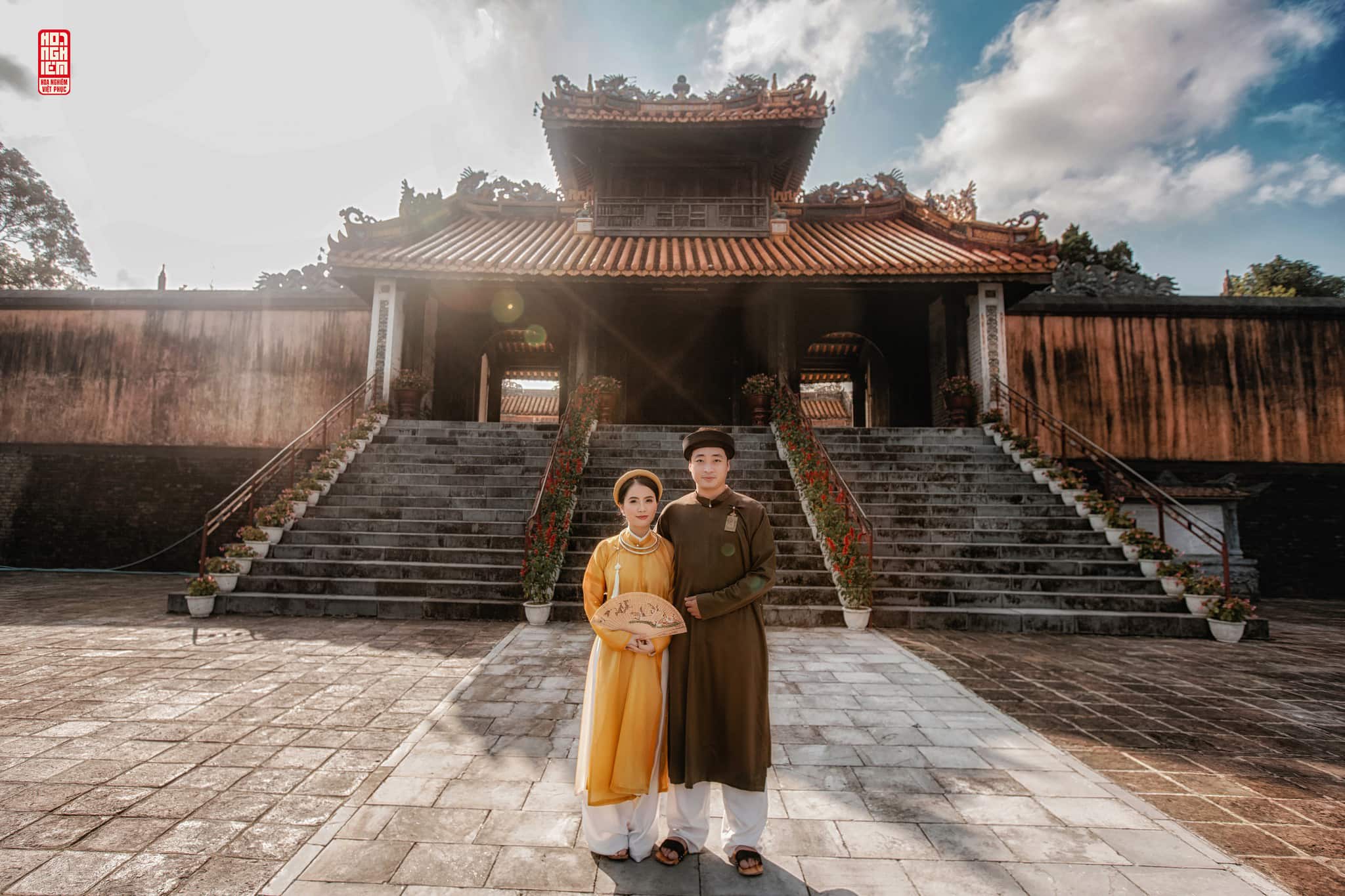 Cổ phục cưới Ngũ Thân Cát Duyên – Chính lễ trang nghiêm Cổ phục cưới Ngũ Thân Cát Duyên trong không gian kiến trúc cung đình, trang phục cưới truyền thống Việt Nam