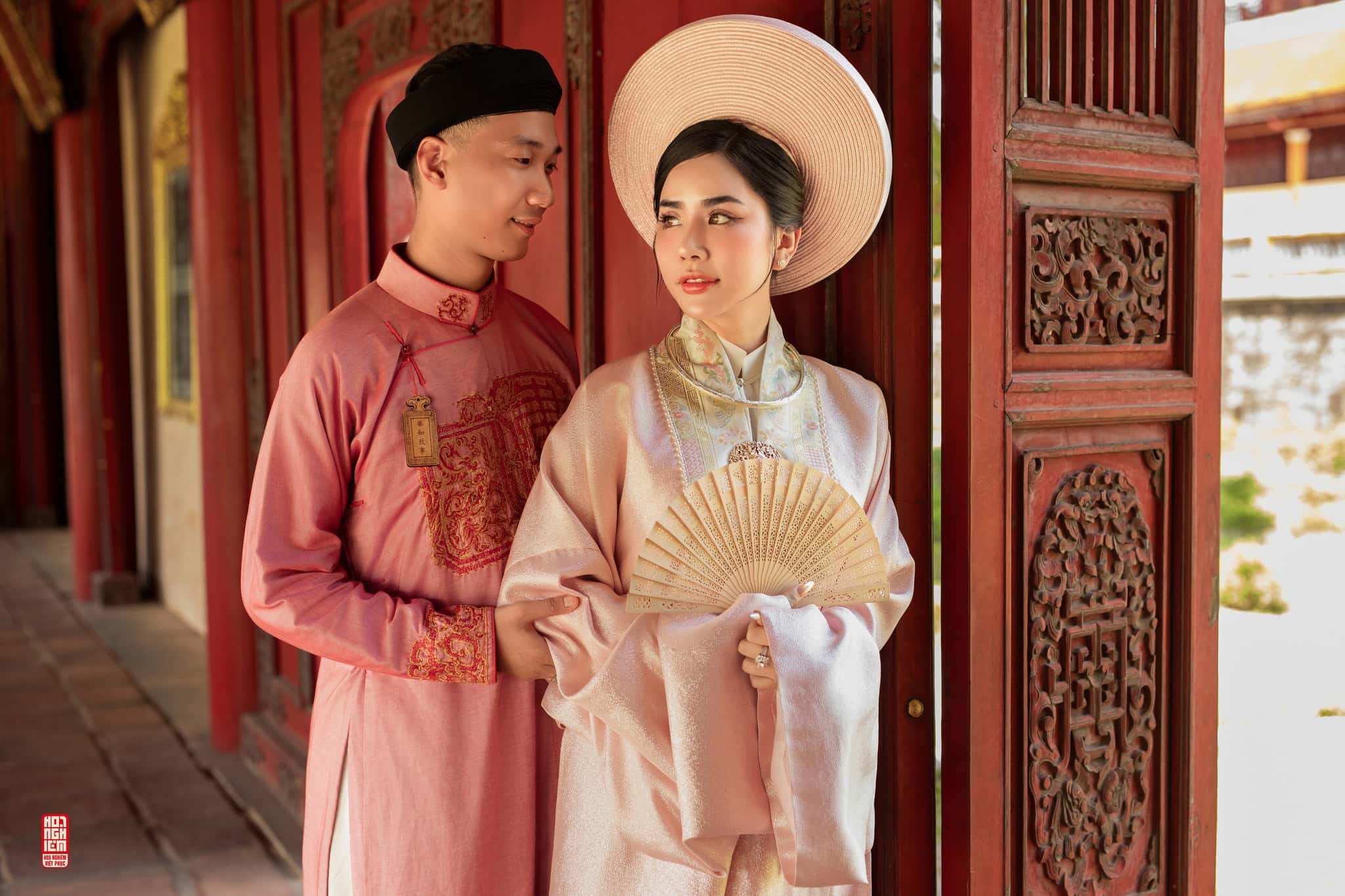 Cặp đôi cổ phục cưới truyền thống Việt Nam Cặp đôi mặc cổ phục cưới Ngũ Thân – Nhật Bình đứng trong hành lang cung đình
