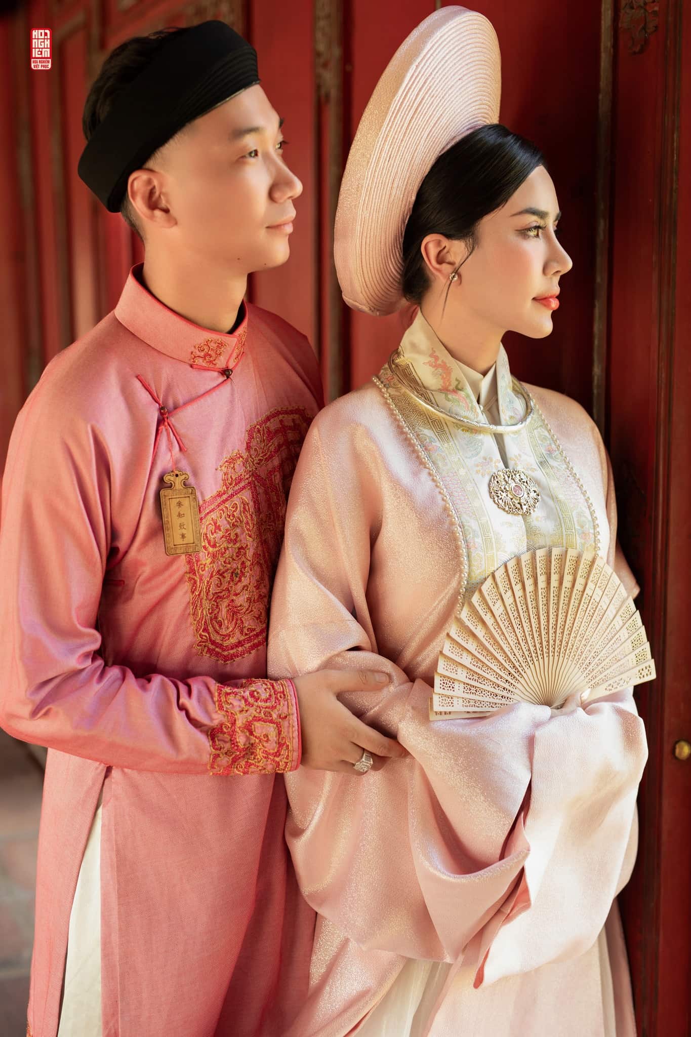 Cổ phục cưới Hồng Duyên Cát Lễ – Phong vị cung đình Cặp đôi mặc cổ phục cưới Ngũ Thân – Nhật Bình Hồng Duyên Cát Lễ đứng trước kiến trúc cung đình truyền thống