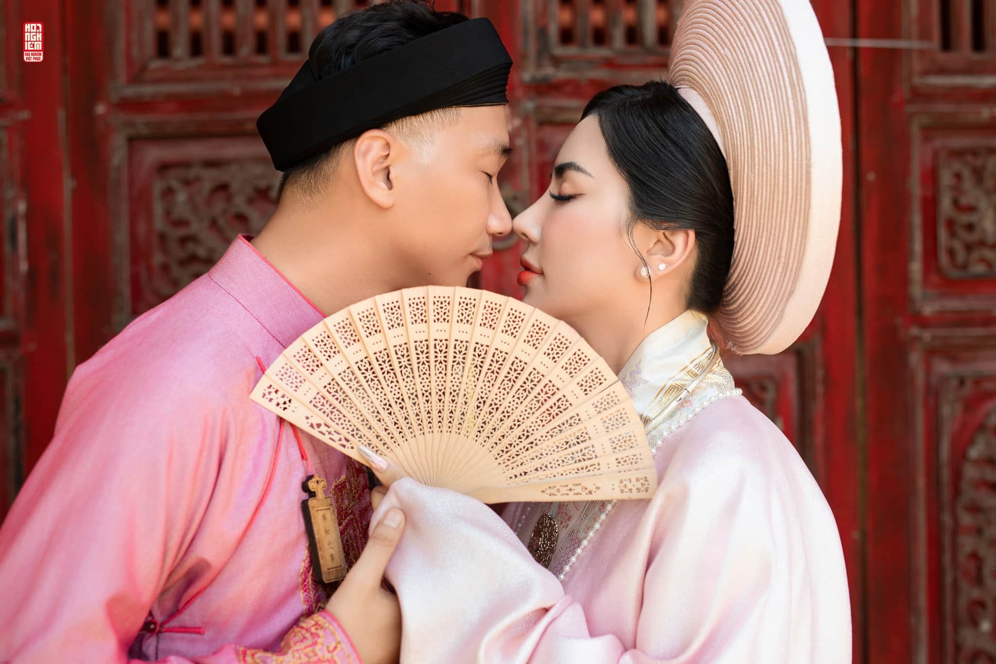 Hồng Duyên Cát Lễ – Khoảnh khắc phu thê Khoảnh khắc tình tứ của cặp đôi trong cổ phục cưới Ngũ Thân – Nhật Bình Hồng Duyên Cát Lễ với quạt gỗ truyền thống