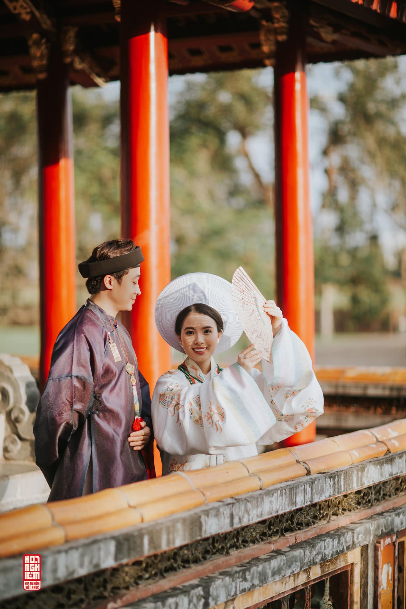 Vẻ đẹp cô dâu trong cổ phục cưới Nhật Bình Cát Lễ Tương Hòa Cô dâu mặc áo Nhật Bình cầm quạt trong cổ phục cưới Cát Lễ Tương Hòa