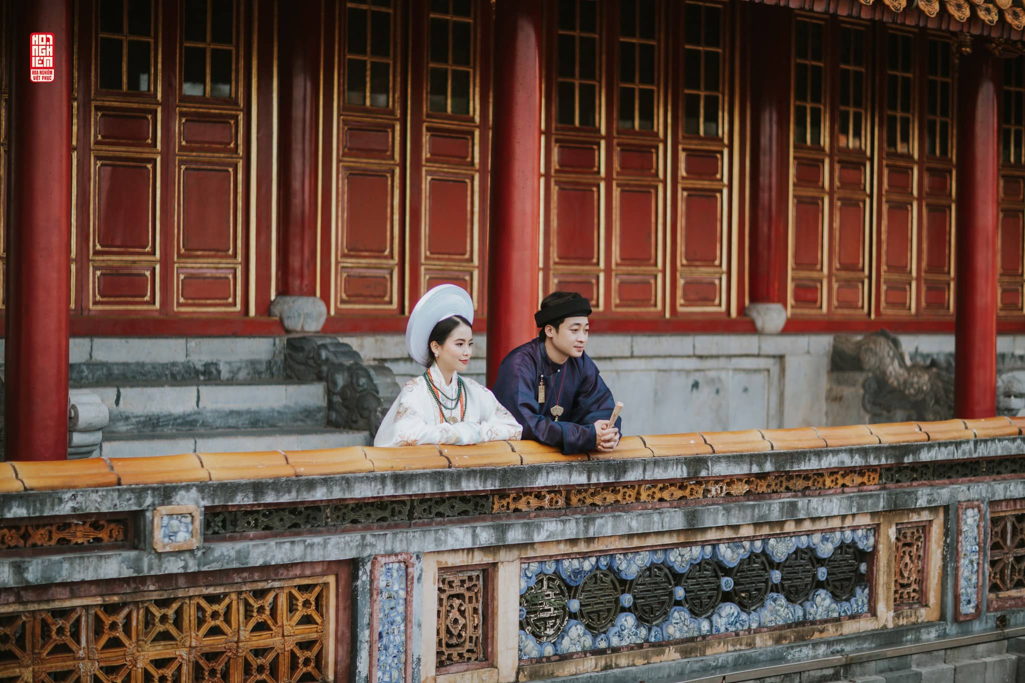 Cổ phục cưới Nhật Bình – Áo Tấc giữa kiến trúc cung đình Cặp đôi mặc áo Nhật Bình và áo Tấc trong không gian cung đình Huế