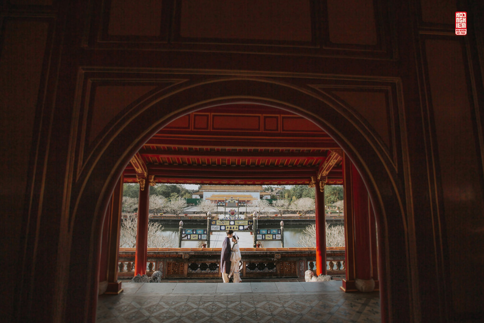 Tương hòa lễ nghĩa trong cổ phục cưới truyền thống Cổ phục cưới Nhật Bình – Áo Tấc qua khung vòm kiến trúc cổ