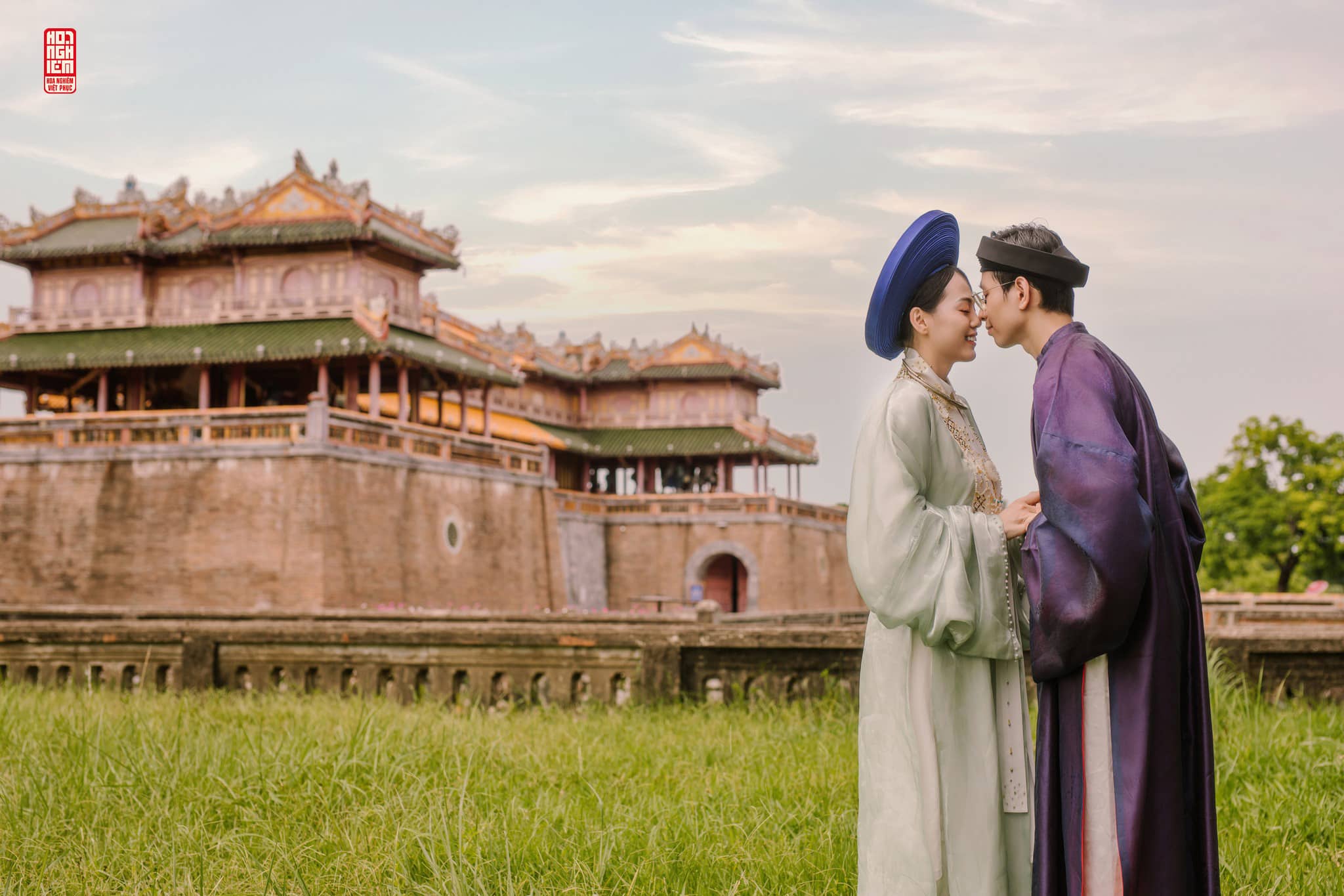 Cổ phục cưới Nhật Bình – Áo Tấc Gia Lễ Hòa Minh Cặp đôi mặc cổ phục cưới Nhật Bình và áo Tấc Gia Lễ Hòa Minh tại Huế