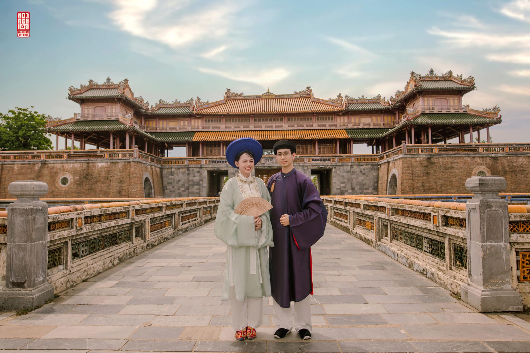 Bộ cổ phục cưới Gia Lễ Hòa Minh chụp tại Hoàng thành Huế Cặp đôi mặc cổ phục cưới Nhật Bình – Áo Tấc Gia Lễ Hòa Minh tại Hoàng thành