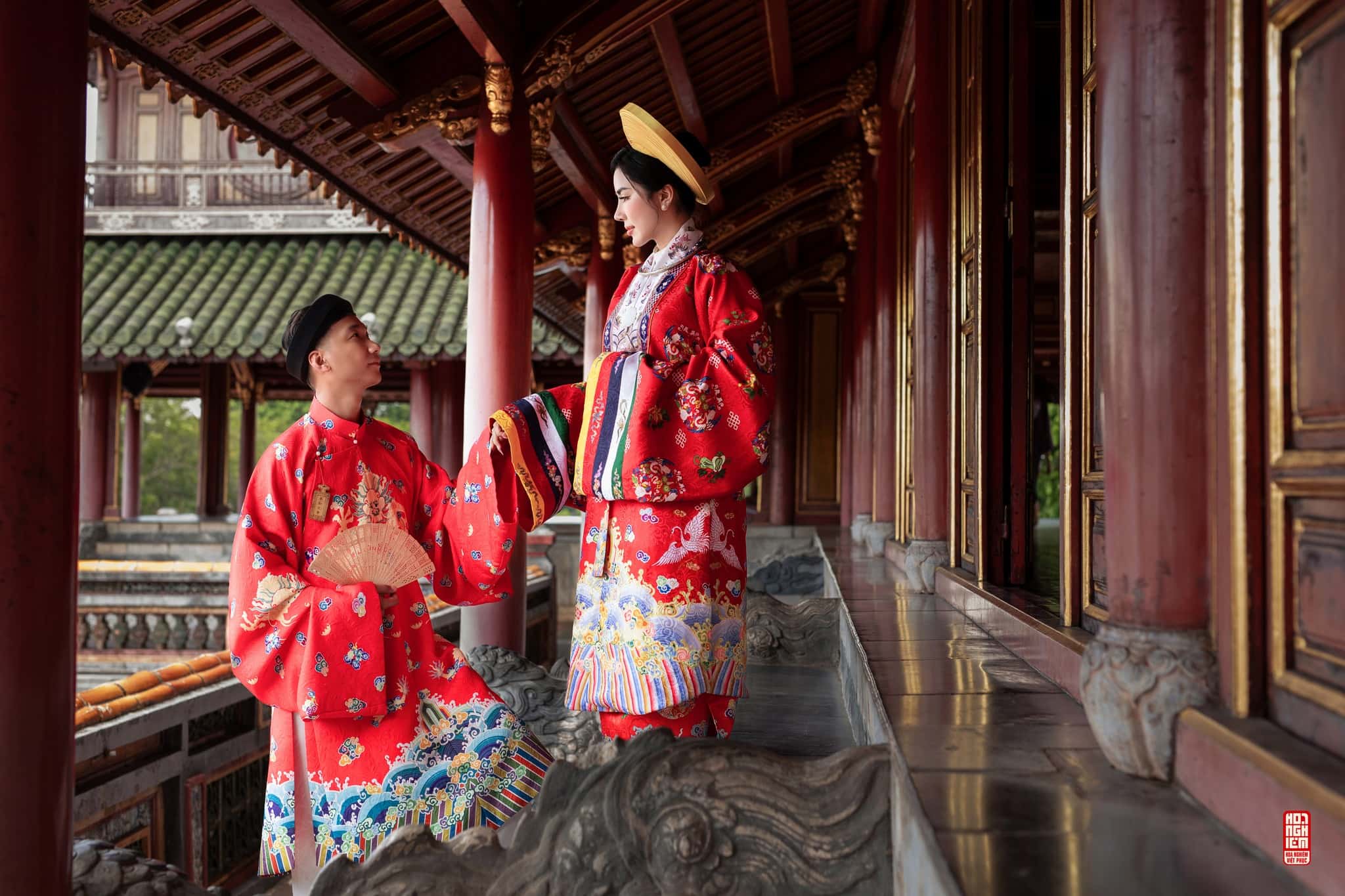 Cặp đôi trong cổ phục cưới áo Tấc – Nhật Bình Long Phụng Cát Tường tại hành lang cung đình