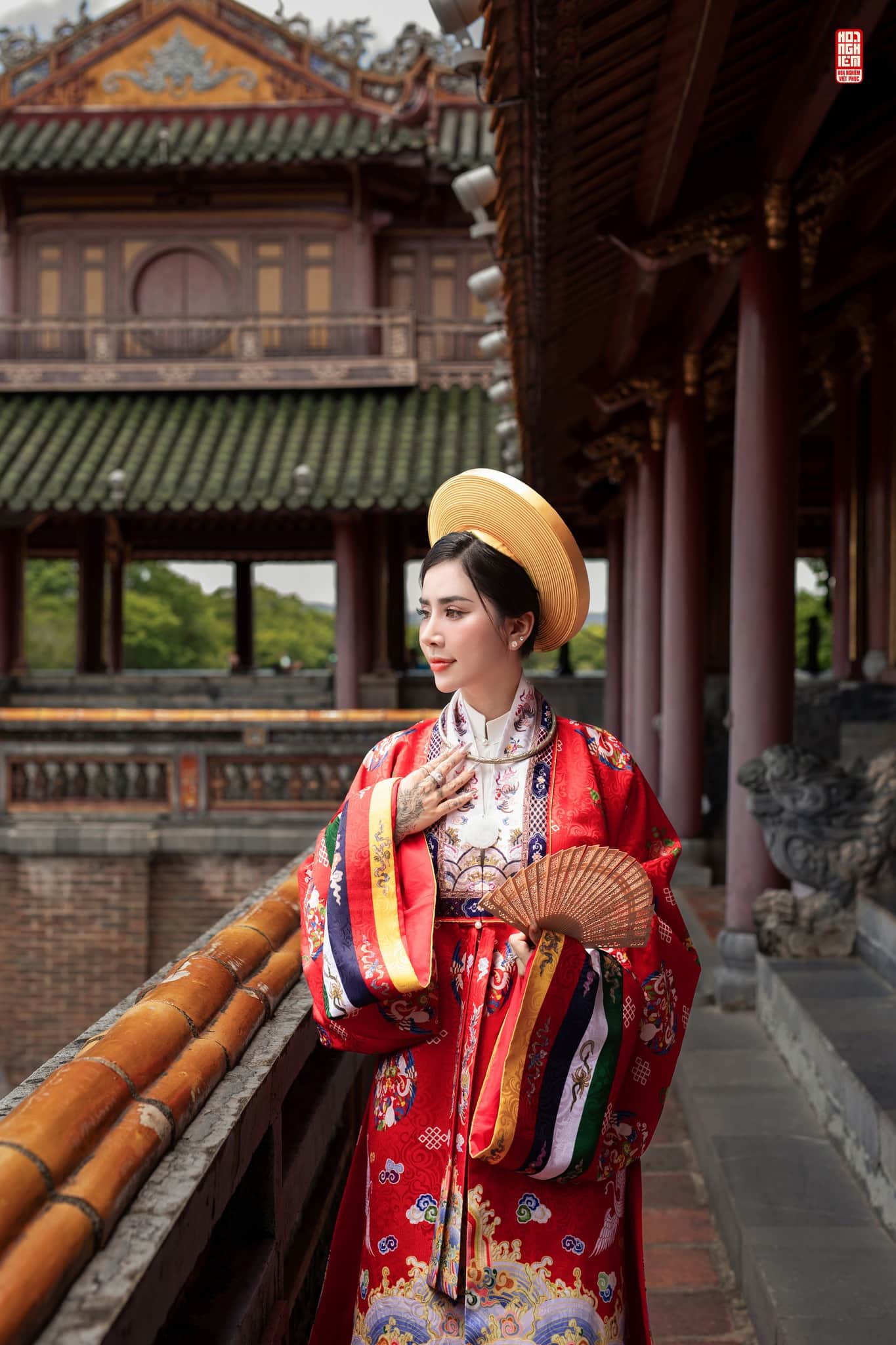 Áo Nhật Bình cưới nữ | Long Phụng Cát Tường Trang phục cưới nữ áo Nhật Bình đỏ Long Phụng Cát Tường tại hành lang cung đình