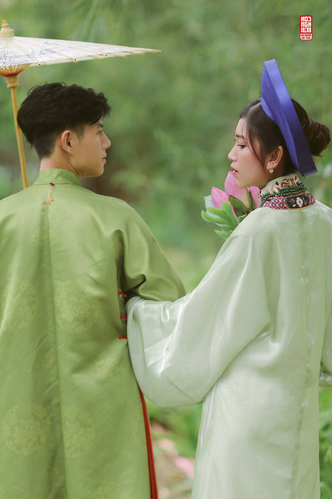 Cổ phục đôi Ngũ Thân – Nhật Bình Thanh Duyên trong khung cảnh thiên nhiên, dáng đứng song hành gợi sự gắn bó