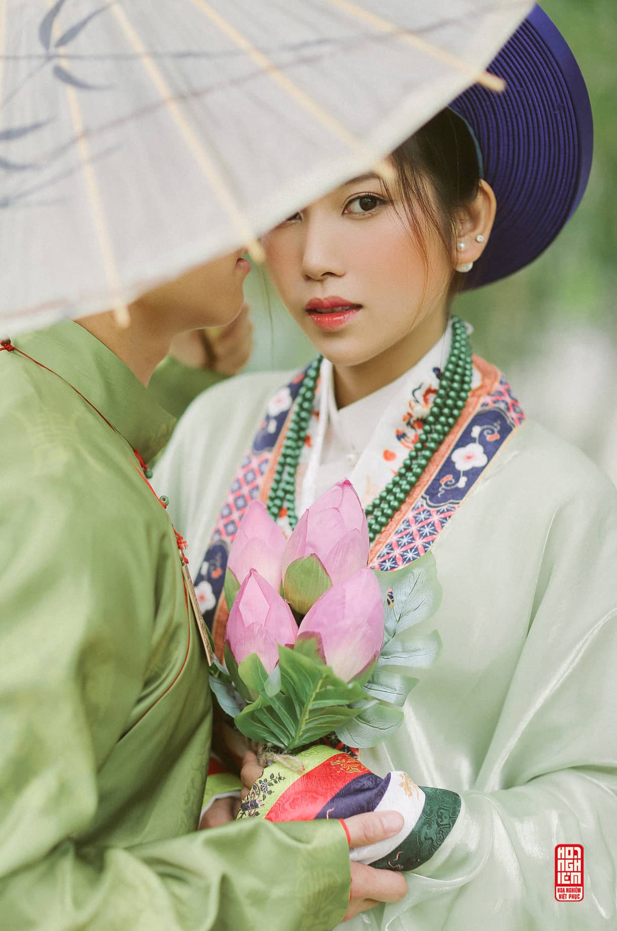 Áo Nhật Bình nữ – Cổ phục đôi Thanh Duyên Áo Nhật Bình nữ trong cổ phục đôi Thanh Duyên, cận cảnh hoa văn và phụ kiện truyền thống