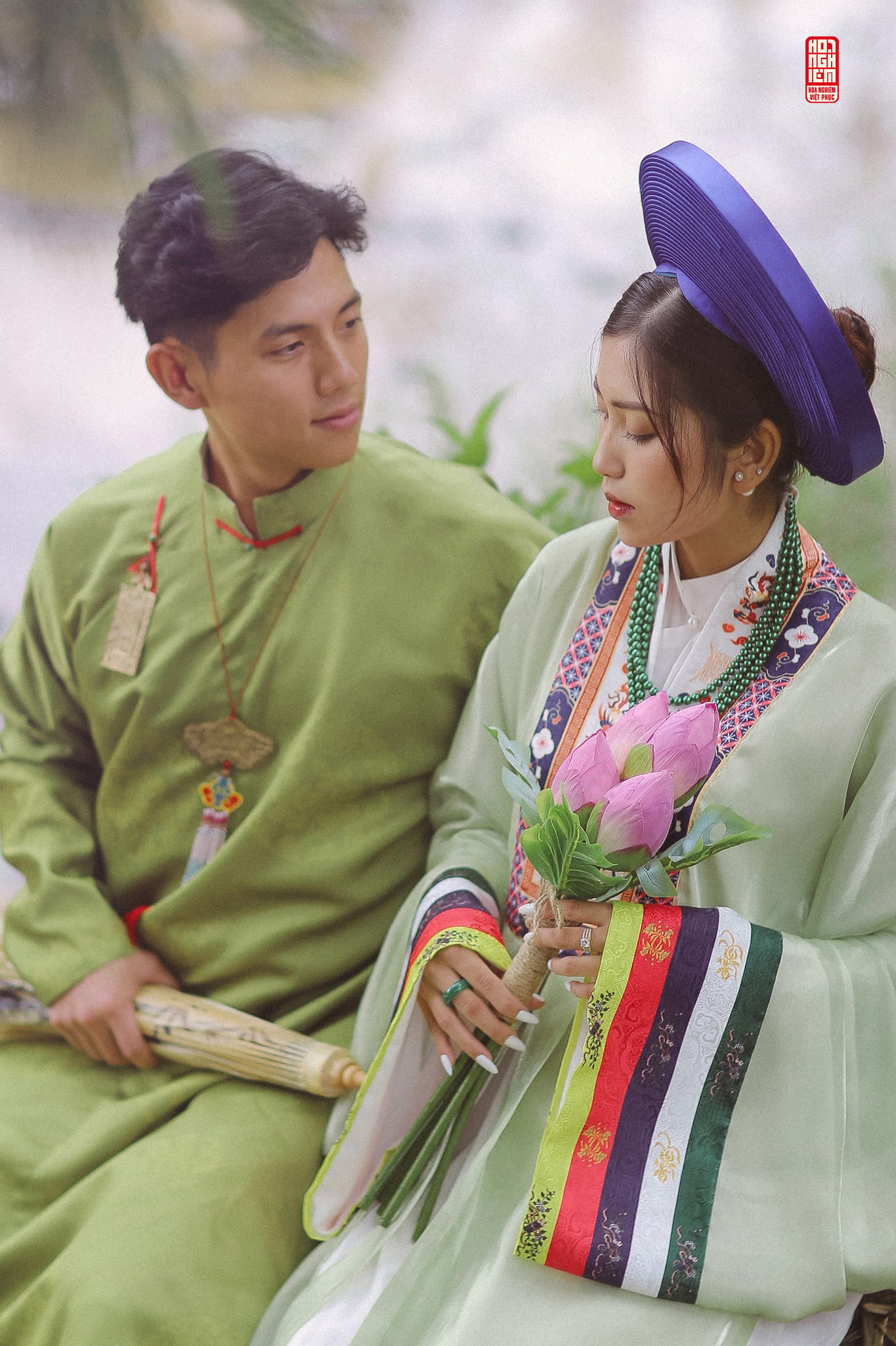 Cổ phục đôi Ngũ Thân – Nhật Bình Thanh Duyên với gam xanh thanh nhã, nữ cầm hoa sen biểu trưng duyên lành