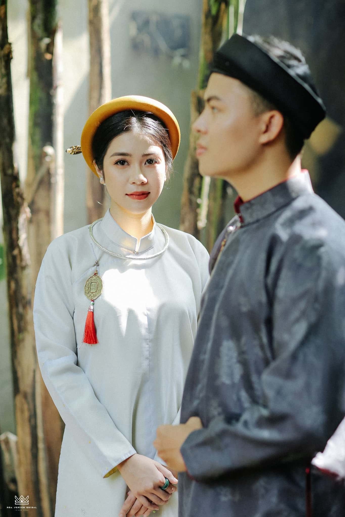 Cổ phục đôi Ngũ Thân Trầm Hòa với áo Ngũ Thân nữ và nam trong không gian cổ phong