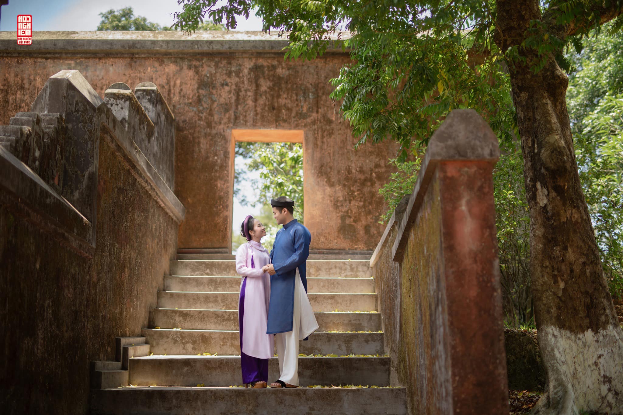 Cổ phục đôi Ngũ Thân Tương Hòa – Dáng đứng tương phùng Cổ phục đôi Ngũ Thân Tương Hòa với trang phục Ngũ Thân xanh lam và hồng phấn trong không gian kiến trúc cổ