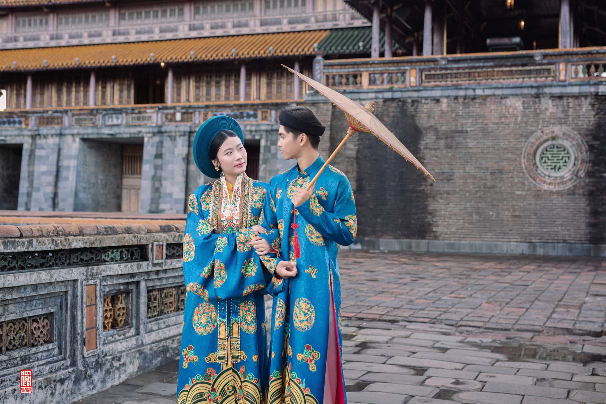 Cổ phục đôi Nhật Bình – Ngũ Thân | Long Phụng Hòa Minh với thiết kế sắc xanh sang trọng