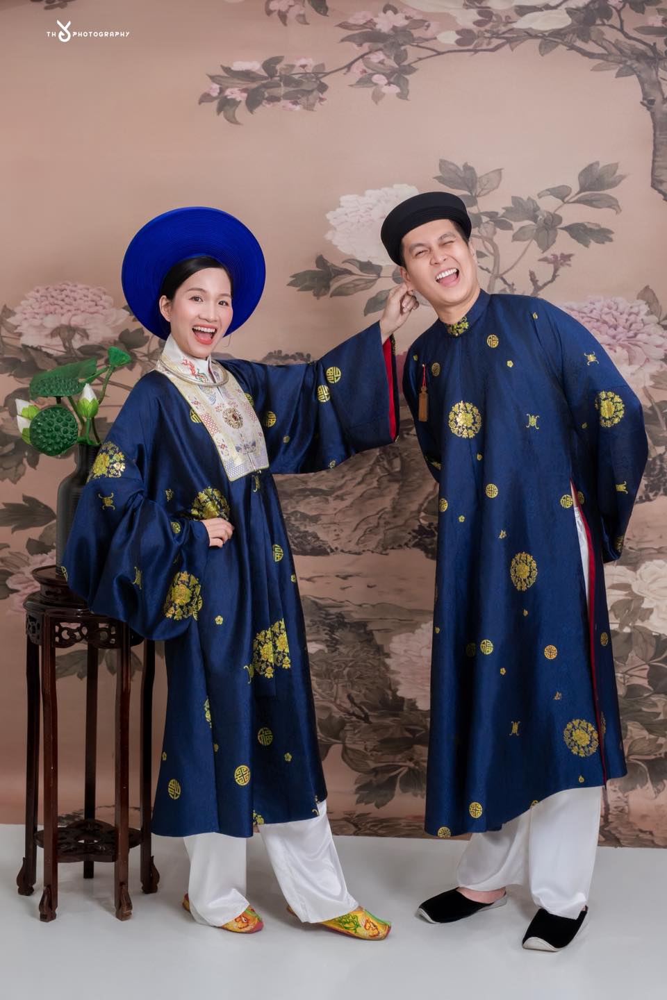 Cổ phục đôi - Song Tấc Lam Kim gồm áo Tấc nam và nữ, phối sắc lam – kim trang nhã