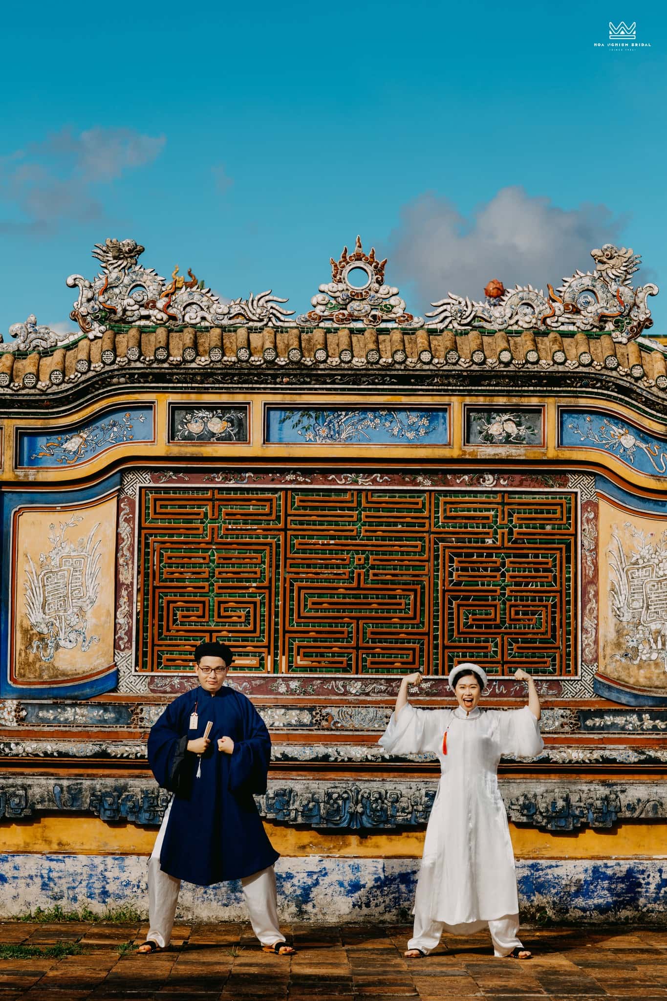 Cổ phục đôi Song Tấc Thanh Bạch – Sắc thái trẻ trung trong cổ phục Cặp đôi mặc áo Tấc nam nữ Song Tấc Thanh Bạch tạo dáng trước bình phong cung đình Huế