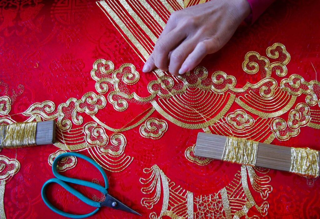 Công đoạn thêu tay thủ công