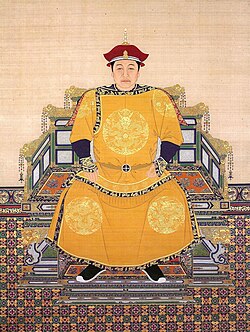 Long bào Trung Hoa với sắc vàng hoàng đế và hoa văn rồng năm móng