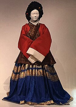 Màu sắc, chất liệu, độ phồng váy phản ánh địa vị