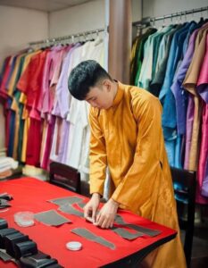 Quy trình sản xuất ra một bộ Cổ phục hoàn chỉnh tại Hoa Nghiêm Việt Phục