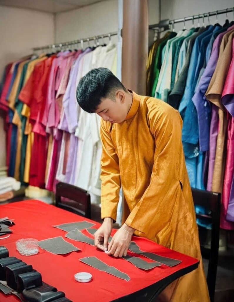 Quy trình sản xuất ra một bộ Cổ phục hoàn chỉnh tại Hoa Nghiêm Việt Phục