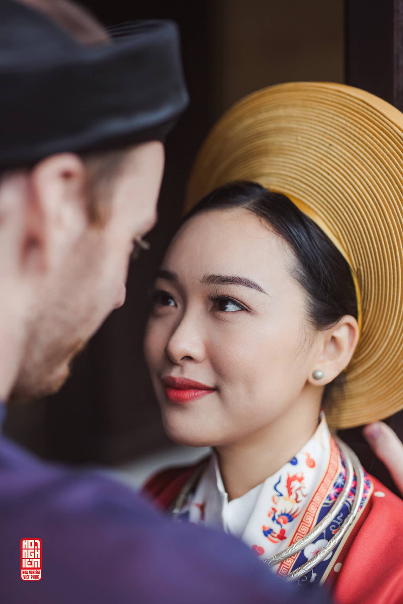 Cận cảnh áo Nhật Bình và mấn vàng trong bộ Việt phục Khánh Duyên