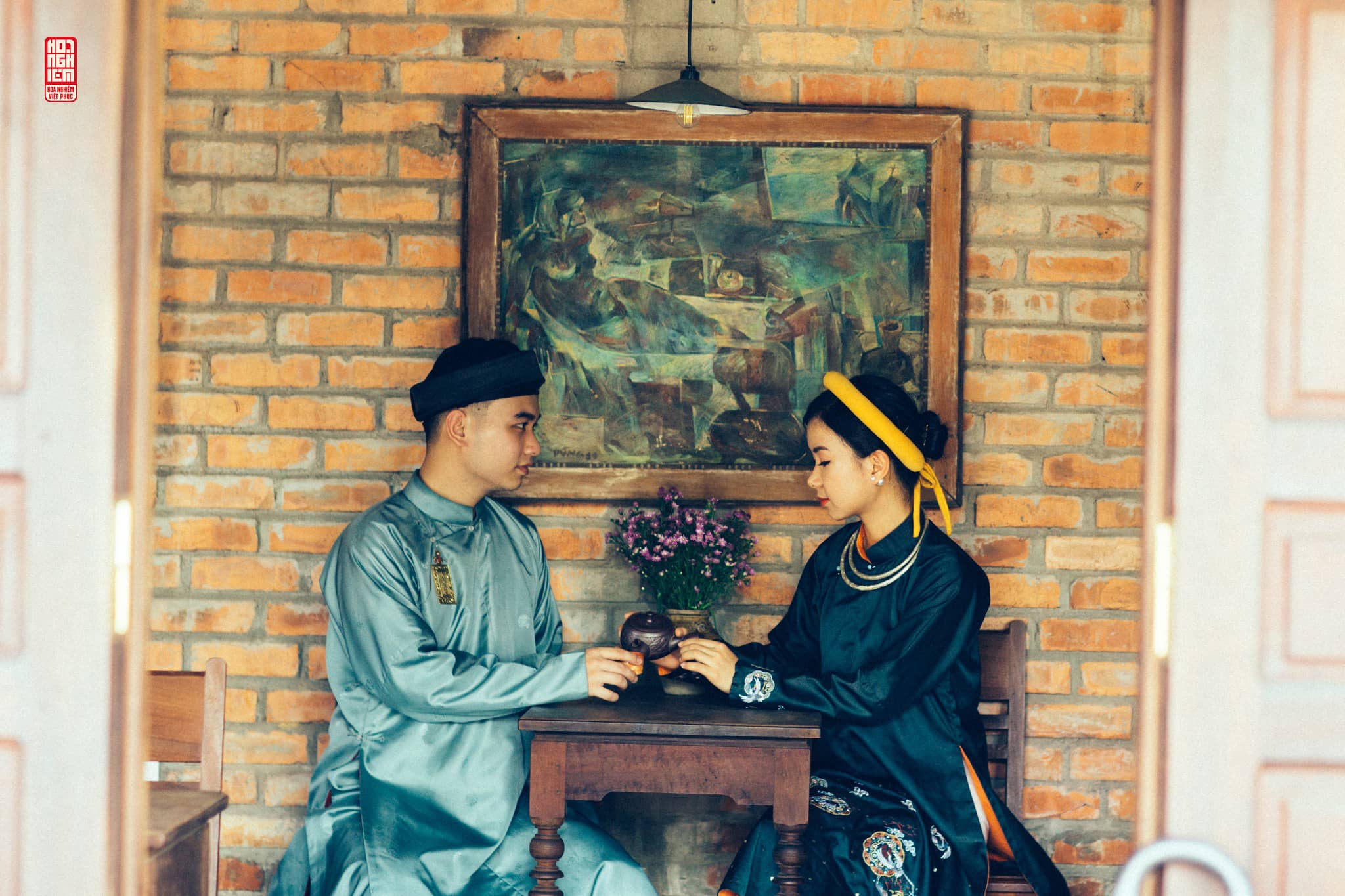 Cô dâu chú rể mặc Việt phục cưới Ngũ Thân Tĩnh Duyên, ngồi đối xứng trong không gian cổ phong