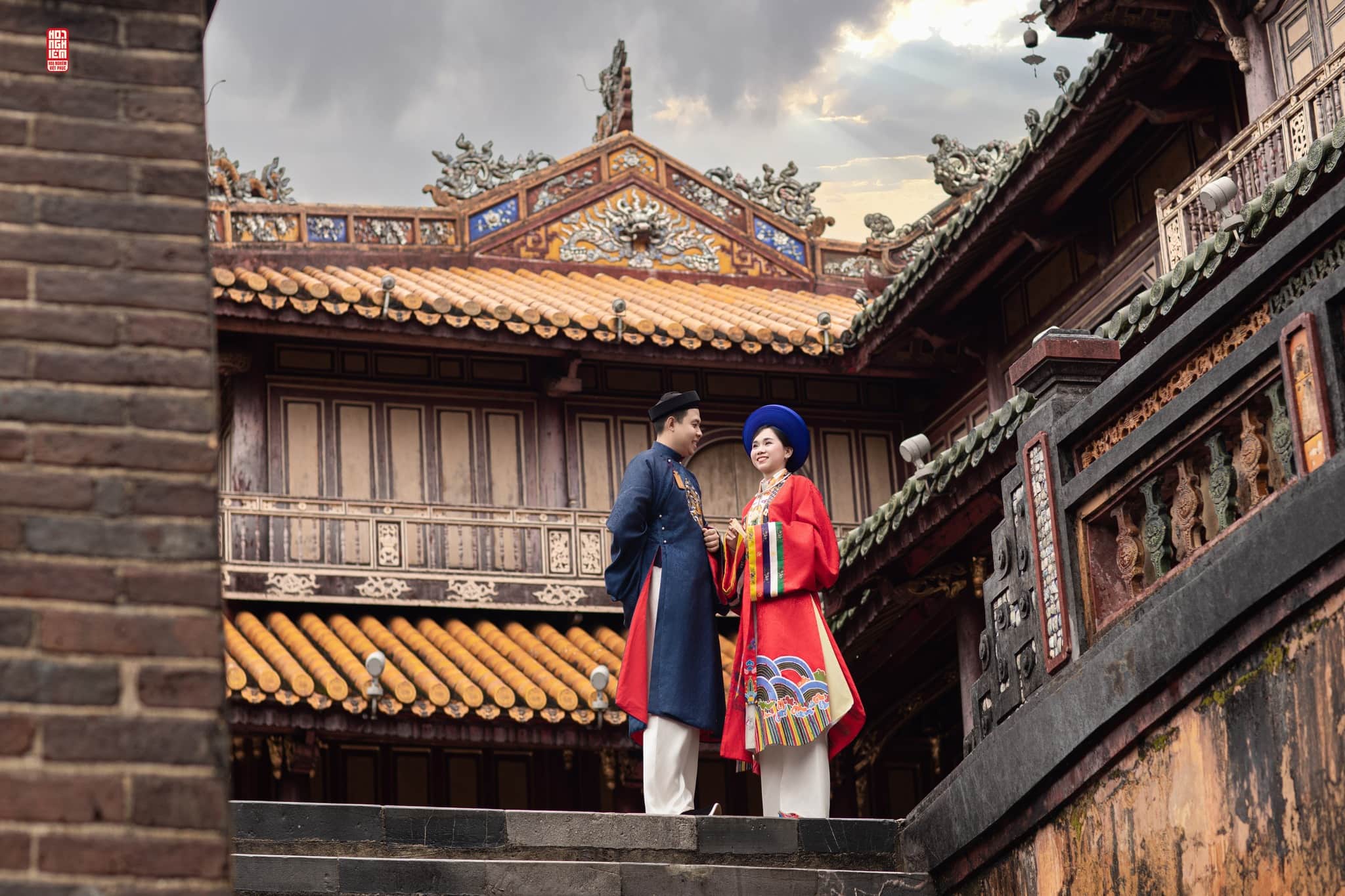 Hòa Duyên Tấn Phúc – Việt phục cưới Nhật Bình Áo Tấc Việt phục cưới Nhật Bình – Áo Tấc Hòa Duyên Tấn Phúc tại bậc thềm hoàng cung