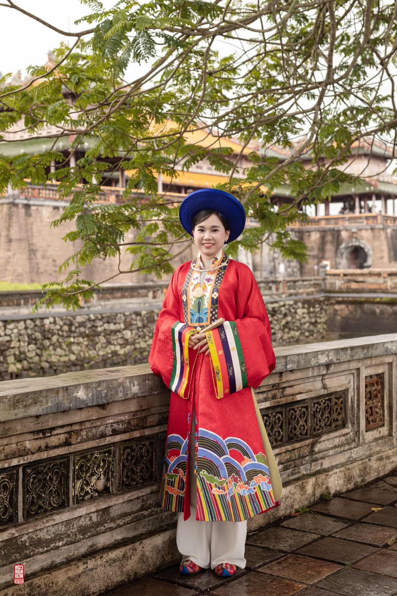 Áo Nhật Bình cưới – Hòa Duyên Tấn Phúc Cô dâu mặc áo Nhật Bình đỏ trong bộ Việt phục cưới Hòa Duyên Tấn Phúc