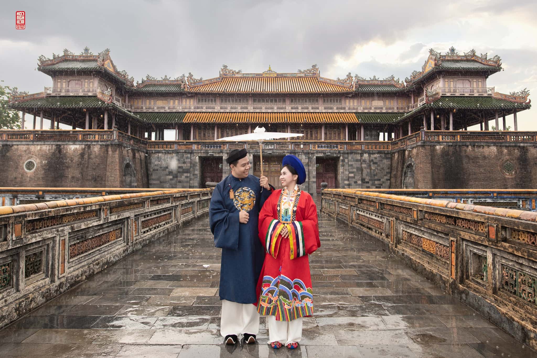 Việt phục cưới Nhật Bình – Áo Tấc Hòa Duyên Tấn Phúc Việt phục cưới Nhật Bình – Áo Tấc Hòa Duyên Tấn Phúc trong không gian hoàng cung cổ kính