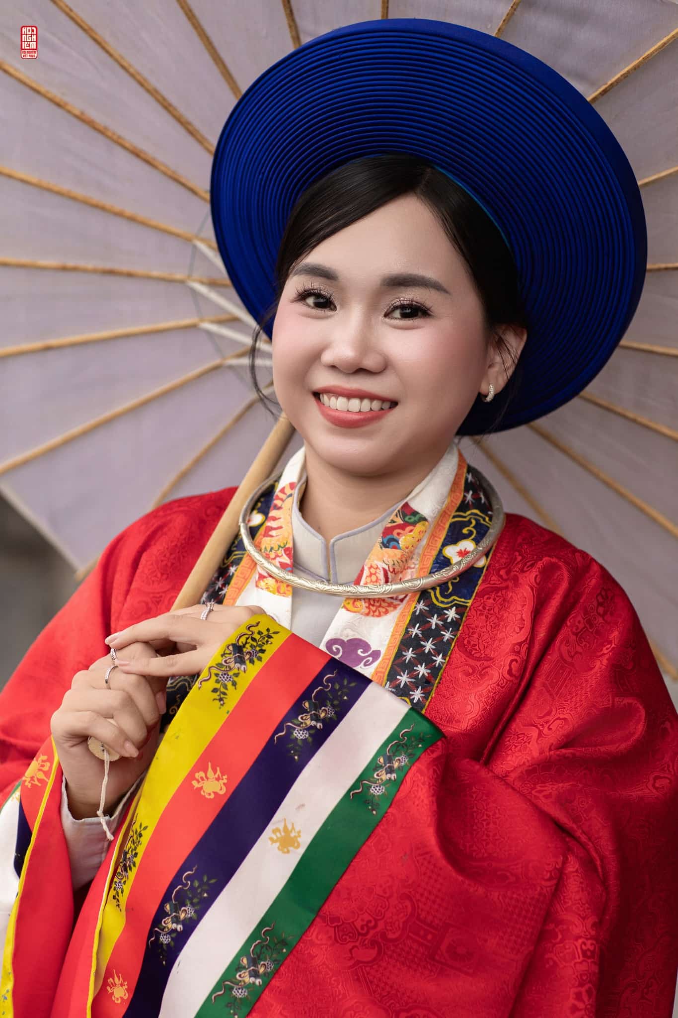 Chi tiết áo Nhật Bình trong bộ Việt phục cưới Áo Nhật Bình cưới truyền thống với họa tiết trang nhã và phối màu cổ điển