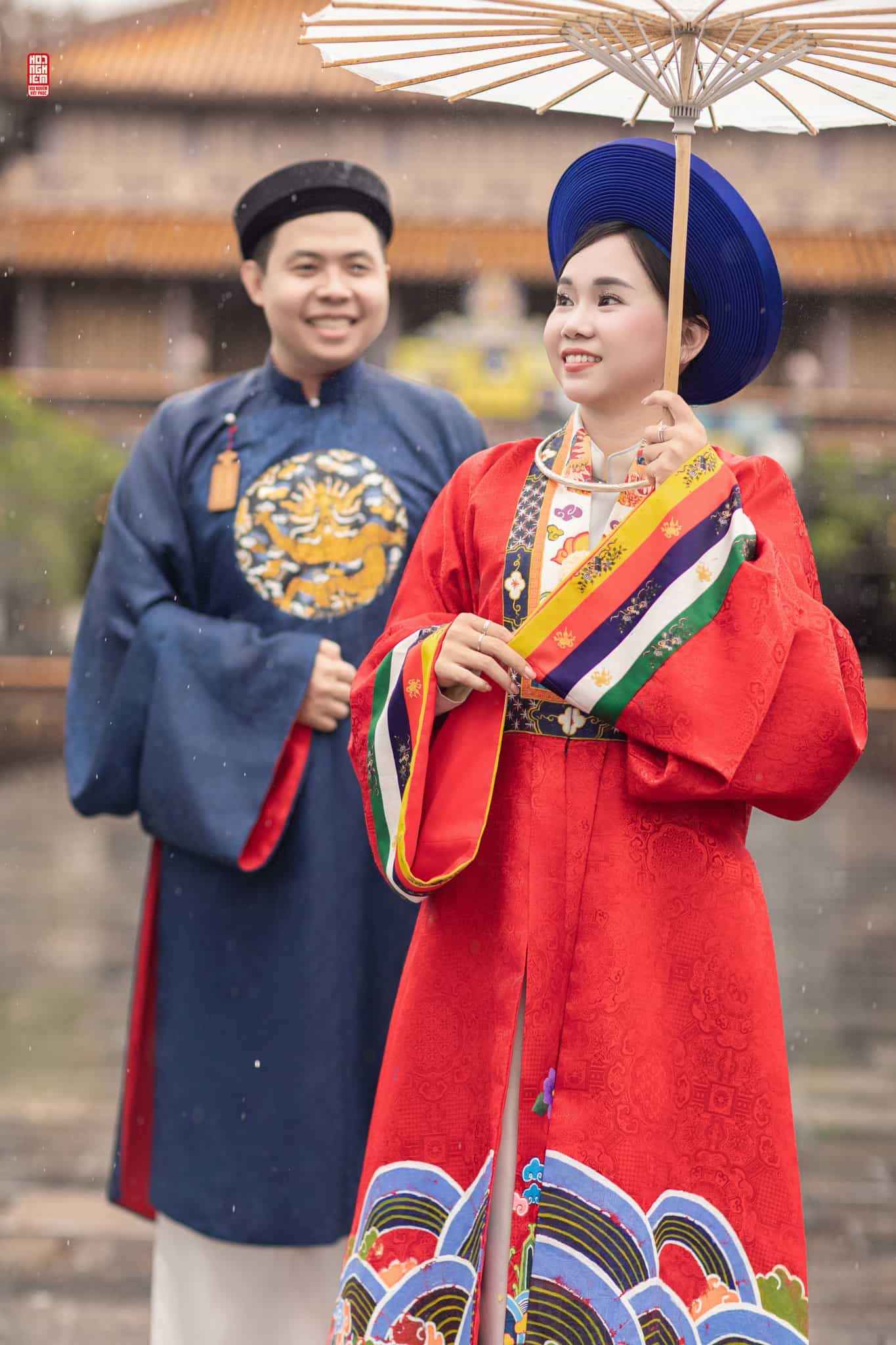 Sự hòa hợp của Nhật Bình và Áo Tấc trong lễ cưới truyền thống Cặp đôi Việt phục cưới Nhật Bình – Áo Tấc trong khung cảnh hoàng cung